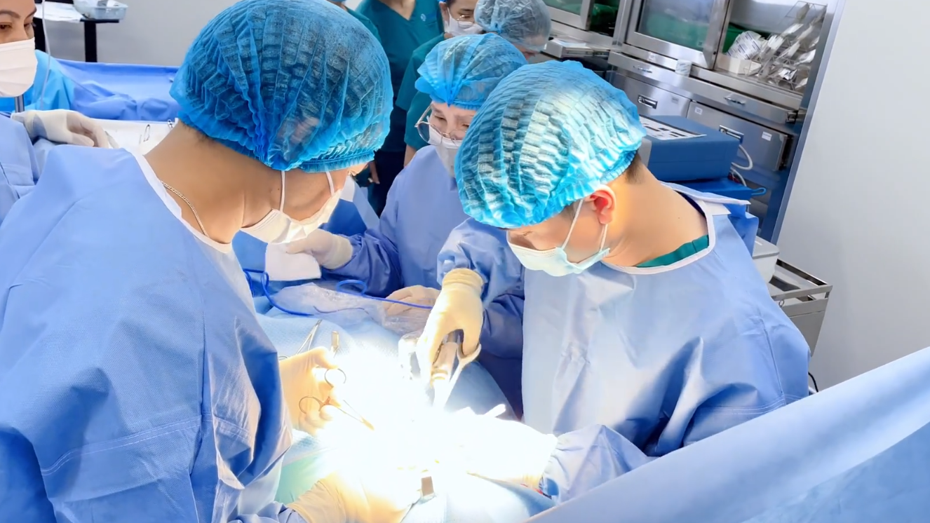Mổ tuyến giáp bằng dao siêu âm có thể gây rmột số biến chứng nhỏ